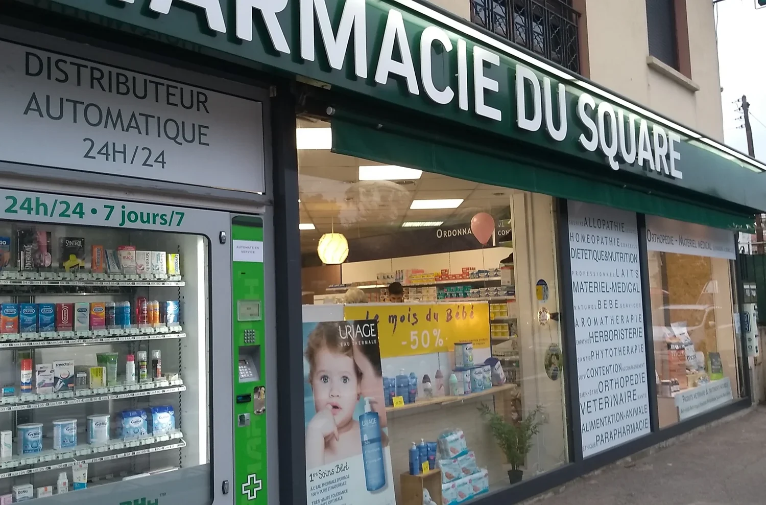 La façade de la pharmacie à repérer en sortant du parking